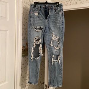 American Eagle Size 6 ripped mom jeans
